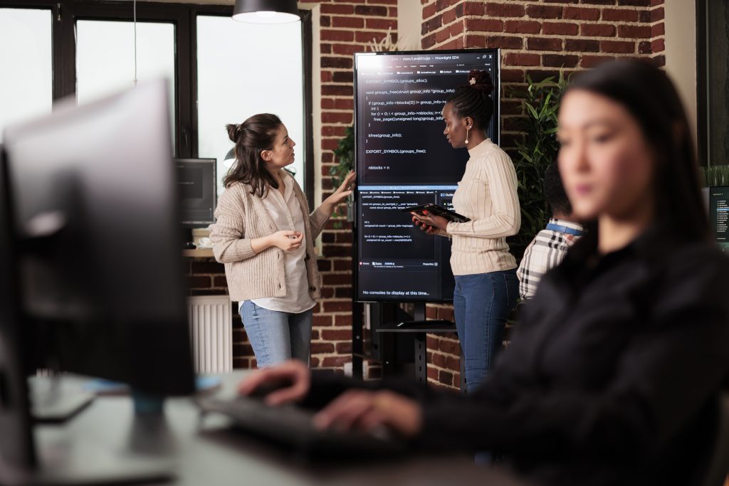 diverse-tech-enginners-talking-about-algorithms