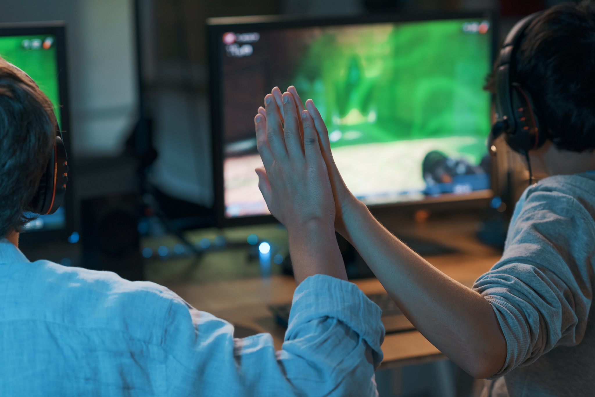 friends-playing-online-game-and-winning